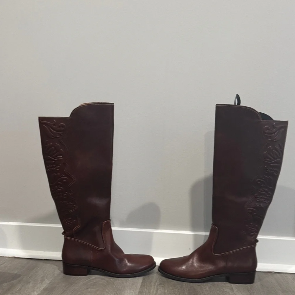 Gianni Bini Rich Brown knee high boot with back detail! - Picture 3 of 7